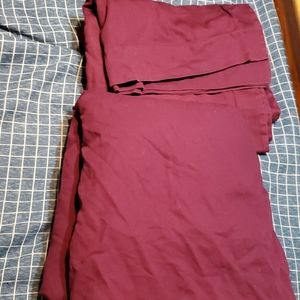 2 pillow Cases and a queen fitted sheet.